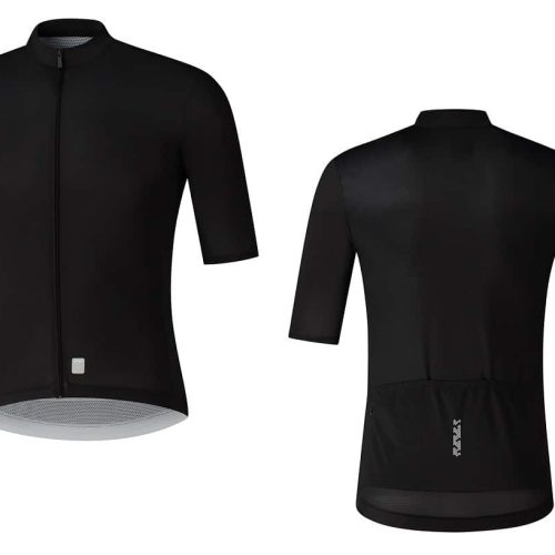 Shimano Breakaway Short Sleeve Jersey är svart både framifrån och bakifrån och har en hellång dragkedja, hög krage och tre bakfickor. Designen är enkel och märkeslös utan synliga mönster eller logotyper.
